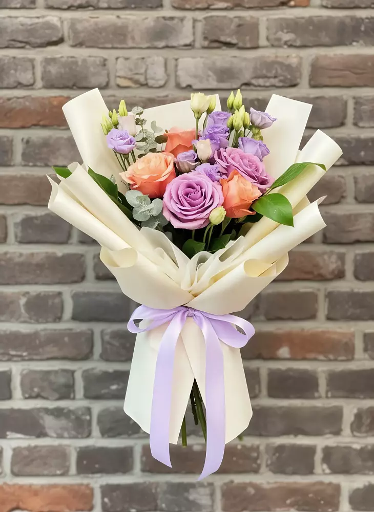 Букет цветов из: Лизиантусы и Розы в Сухобузимском