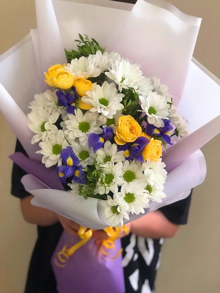 Букет цветов из: Ирисы, Хризантемы и Розы в Сухобузимском