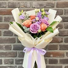 Букет цветов из:  Лизиантусы и Розы в Сухобузимском