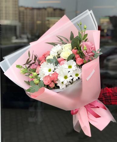 Букет цветов из: Розы, Лизиантусы и Хризантемы в Сухобузимском